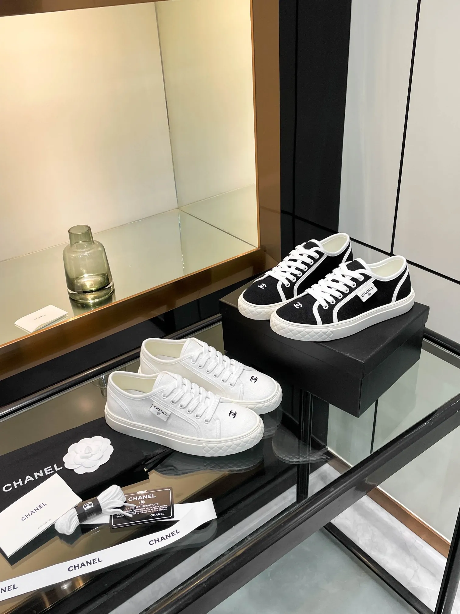 👟👟Ex-factory price 400👟👟 Chanel 2024SF Chanel The latest and currently super popular biscuit shoes, the Internet celebrity Xiaohongshu is crazy about it. It is on sale with a cute and cute style with a bit of retro flavor! The shape is special, very recognizable, slimming and long legs, absolutely powerful, very comfortable to wear, good-looking, comfortable, and height-increasing. I must recommend it to everyone. The main feature of this year's series, minimalist style, fabric: original customized canvas, feet: sheepskin. Number of yards: 35-39 (custom order of 40 pieces is non-refundable)